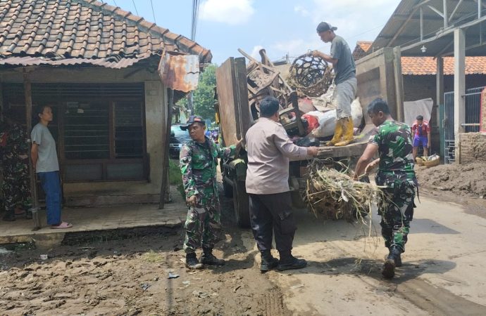 Karya Bhakti Pasca Bencana Banjir Dilaksanakan Gotong Royong  di Desa Palir 