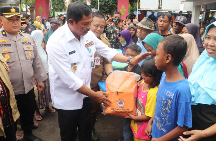 Pj Gubernur Jawa Tengah Tinjau Bencana Banjir di Brebes, Berikan Bantuan Logistik