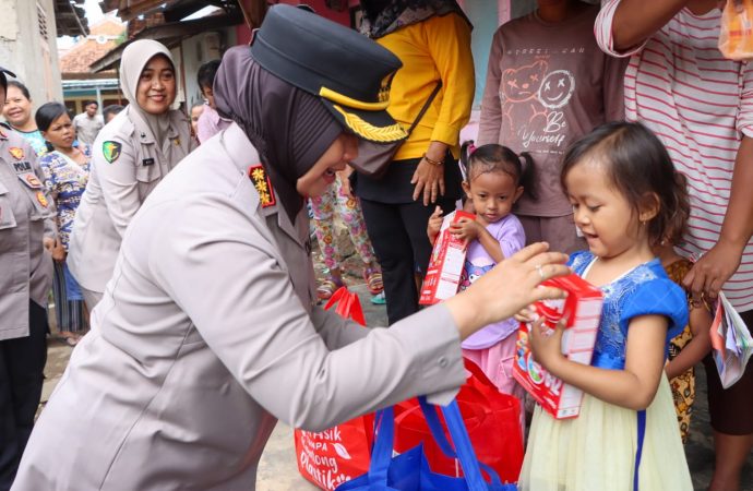Kapolresta Cirebon Menjenguk dan Berikan Bantuan kepada Anak Asuh Stunting