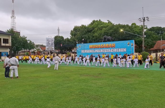 Personel Dalmas Polresta Cirebon Gelar Latihan Bela Diri Karate untuk Tingkatkan Kemampuan