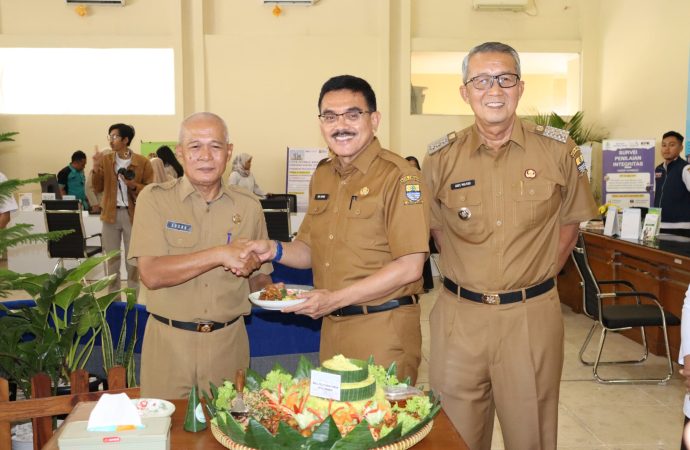 Pj. Walikota Cirebon dan Pj. Sekda Resmikan Mall Pelayanan Publik