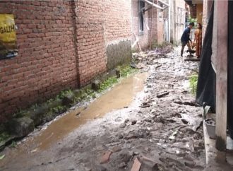 Imbas Banjir Kiriman, Sebagian Warga Desa Palir Bersihkan Lumpur