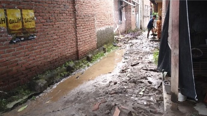 Imbas Banjir Kiriman, Sebagian Warga Desa Palir Bersihkan Lumpur