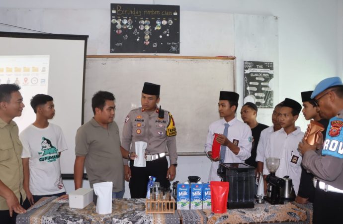 Polresta Cirebon Berikan Pelatihan Ekonomi Kreatif Kepada Santri Ponpes Al Jauhariyyah
