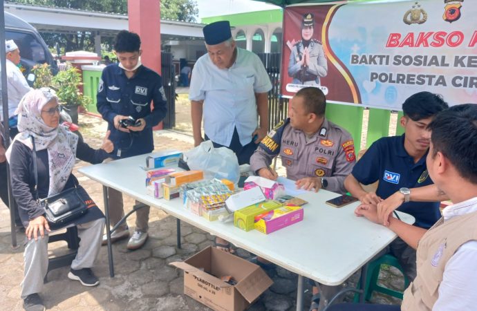 Polresta Cirebon Gelar Bakti Sosial Kesehatan di Masjid Al Ikhlas Tukmudal
