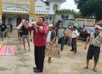 Warga Tidak Mau Dibohongi, Balaidesa Wanasaba Kidul Digerudug Tuntut Turunkan Kuwu