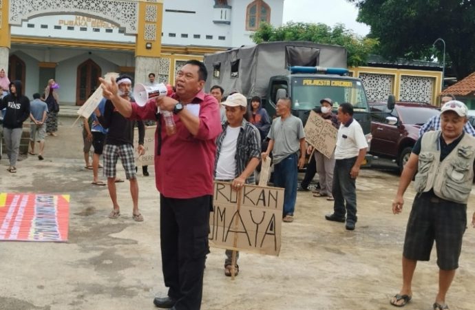 Warga Tidak Mau Dibohongi, Balaidesa Wanasaba Kidul Digerudug Tuntut Turunkan Kuwu
