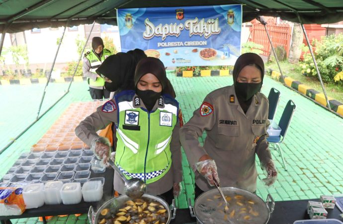 Polresta Cirebon Gelar Dapur Takjil Ramadhan, Patroli Ngabuburit Sambil Berbagi