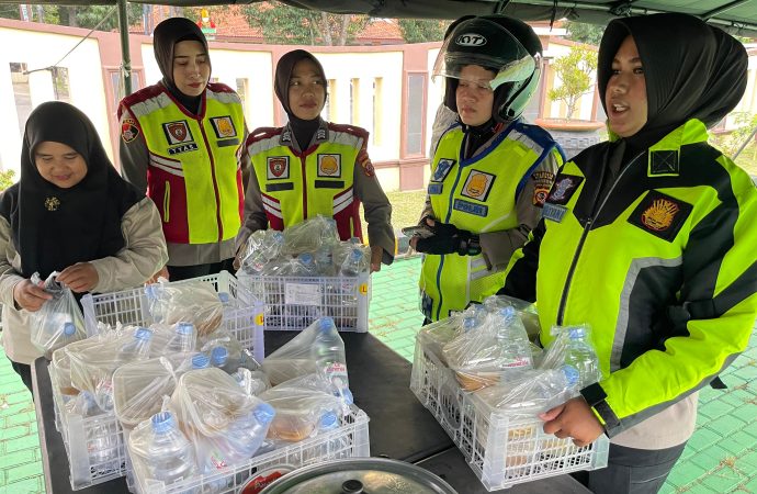 Polresta Cirebon Gelar Patroli Ngabuburit Sambil Berbagi Kepada Sesama
