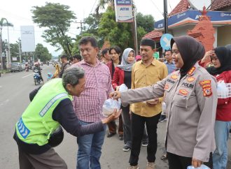 Polresta Cirebon Bersama Mahasiswa Bagikan Takjil yang Dimasak Sendiri