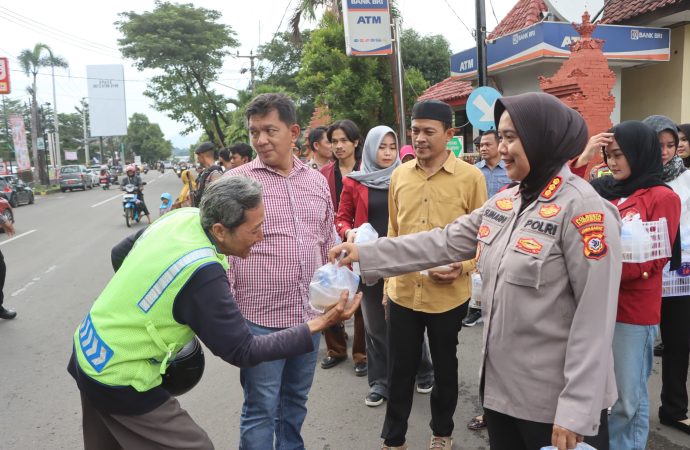 Polresta Cirebon Bersama Mahasiswa Bagikan Takjil yang Dimasak Sendiri