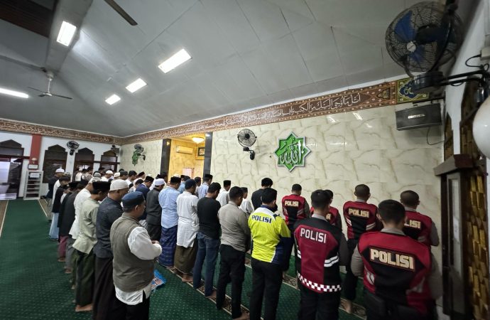 Polresta Cirebon Gelar Patroli Sahur dilanjutkan Shalat Subuh Berjamaah