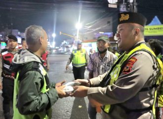 Polresta Cirebon Rutin Patroli Sahur Bangunkan Warga Hingga Santap Sahur Bersama