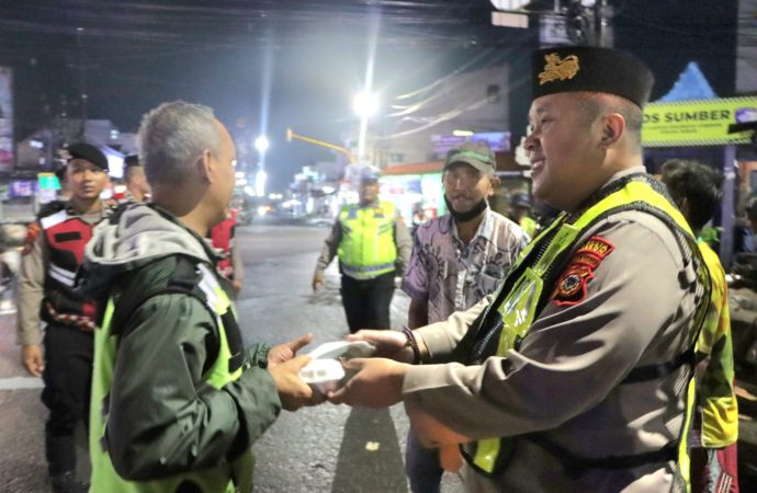 Polresta Cirebon Rutin Patroli Sahur Bangunkan Warga Hingga Santap Sahur Bersama