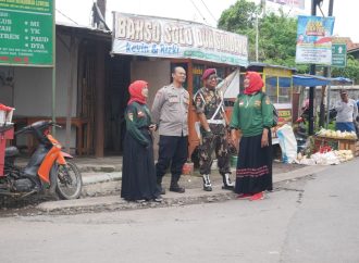 Polsek Mundu Ikut  Bagi  Takzil Bareng DPC PSIB Kab. Cirebon di Desa Luwung