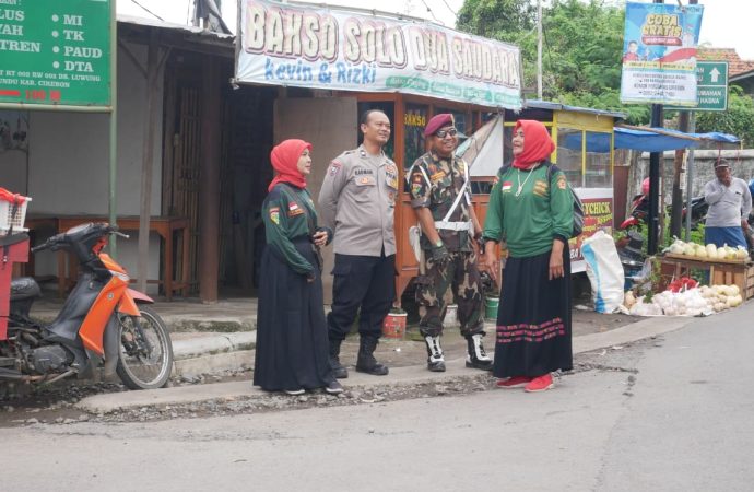 Polsek Mundu Ikut Bagi Takzil Bareng DPC PSIB Kab. Cirebon di Desa Luwung