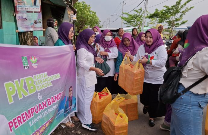 Berharap Pahala 1000 Bulan Lailatul Qodar, Perempuan Bangsa Brebes Bagi 1000 Takjil