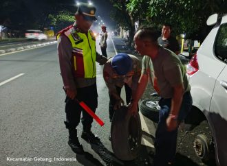Kapospam Gebang Polresta Cirebon Bantu Pemudik A.n UJI yang Mengalami Pecah Ban