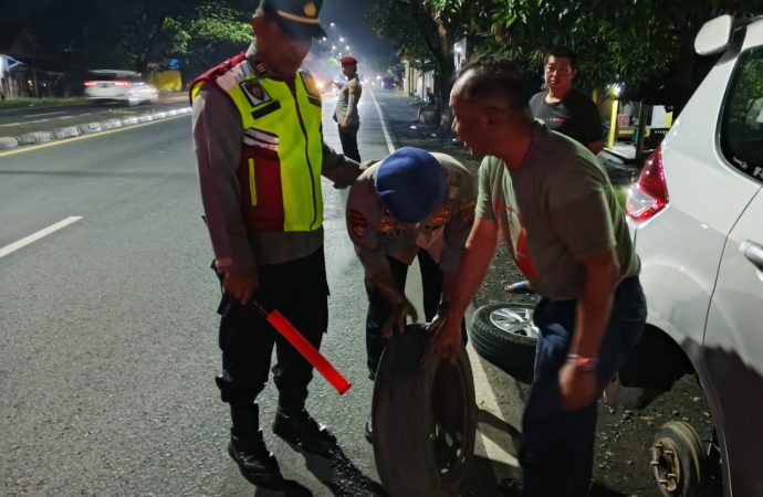 Kapospam Gebang Polresta Cirebon Bantu Pemudik A.n UJI yang Mengalami Pecah Ban