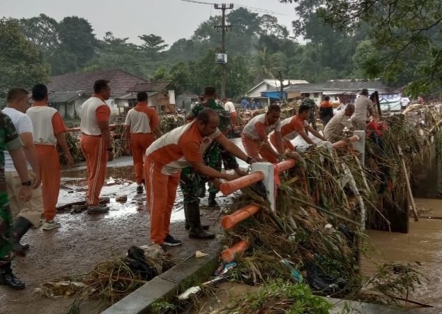 Kemhan dan Instansi Terkait Bantu Korban Banjir Bandang di Desa Leuwinutug, Bogor