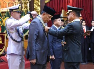 Menhan Sjafrie Terima Tanda Kehormatan Tertinggi dari TNI