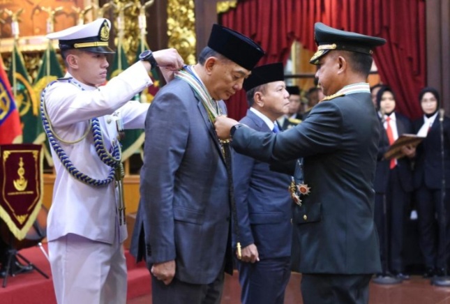 Menhan Sjafrie Terima Tanda Kehormatan Tertinggi dari TNI