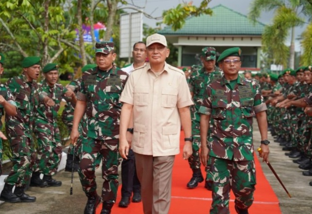 Menhan Sjafrie Tinjau Pusat Pendidikan Resimen Induk Daerah Militer (Rindam) XII/Tanjungpura