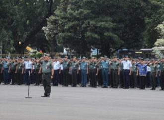 Kabadiklat Kemhan Pimpin Upacara Bendera Bulanan di Kemhan