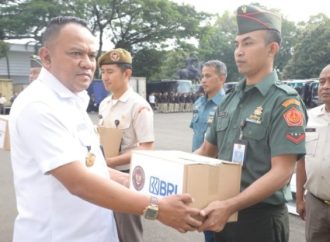 Kapuslapbinkuhan Wakili Sekjen Kemhan Terima Simbolis Penyerahan Paket Sembako Idul Fitri 1446 H