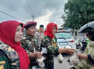 Jejak DPC PSIB Kab. Cirebon Terekam di Media, Kali Ini Bagi-bagi Takzil di Desa Megu Cilik