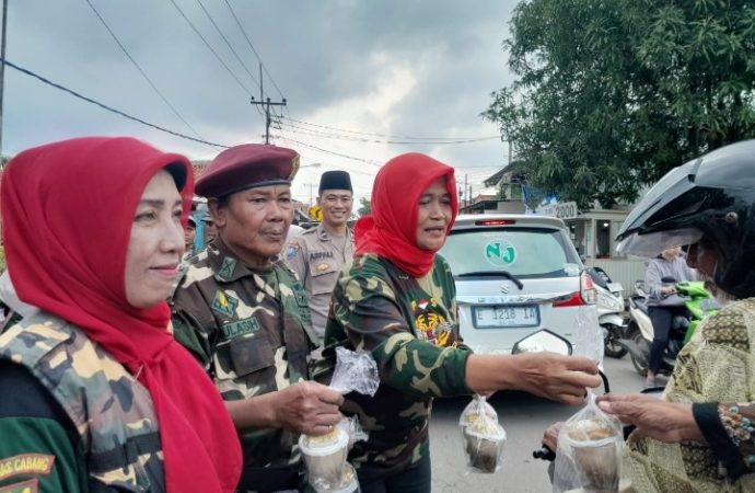 Jejak DPC PSIB Kab. Cirebon Terekam di Media, Kali Ini Bagi-bagi Takzil di Desa Megu Cilik
