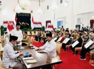 Menhan Sjafrie Serahkan Zakat di Istana Negara