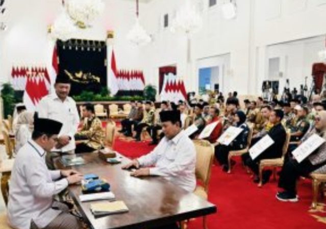 Menhan Sjafrie Serahkan Zakat di Istana Negara