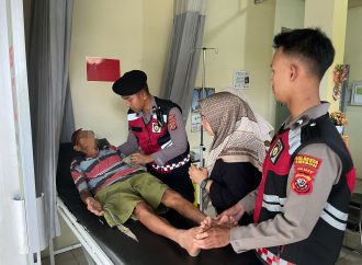 Satgas Preventif Ops Ketupat Lodaya 2025 Polresta Cirebon Bantu Korban Laka Lantas