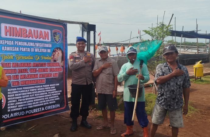 Polresta Cirebon Beri Himbauan Keselamatan,  Pasang Spanduk Kamtibmas di Obyek Wisata 