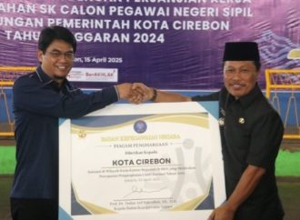 Serahkan SK CPNS dan Lantik PPPK Formasi 2024, Walikota Tekankan Kualitas Pelayanan