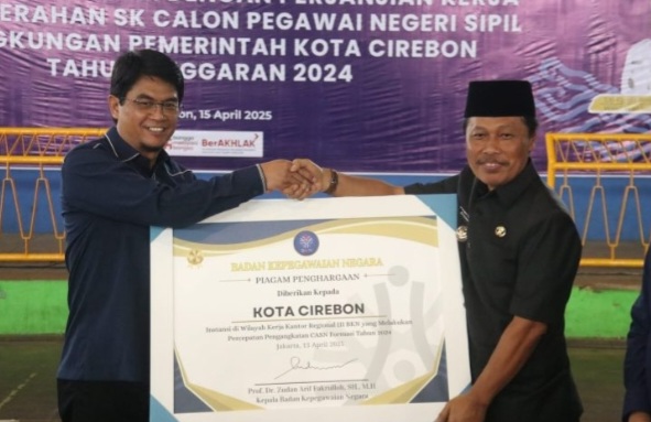 Serahkan SK CPNS dan Lantik PPPK Formasi 2024, Walikota Tekankan Kualitas Pelayanan