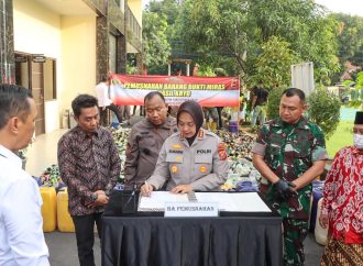Polresta Cirebon Musnahkan Ribuan Botol Miras Hasil Operasi Rutin