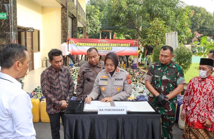 Polresta Cirebon Musnahkan Ribuan Botol Miras Hasil Operasi Rutin