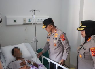 Kapolda Jabar Kunjungi Korban Longsor Pertambangan Gunung Kuda di RS Mitra Plumbon