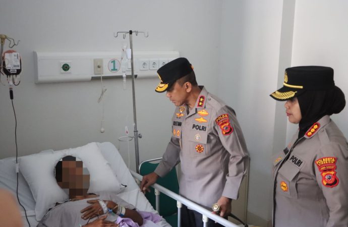 Kapolda Jabar Kunjungi Korban Longsor Pertambangan Gunung Kuda di RS Mitra Plumbon