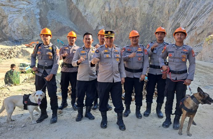 Polda Jabar Kerahkan Tim K9 Bantu Pencarian Korban Longsor di Gunung Kuda, Cirebon