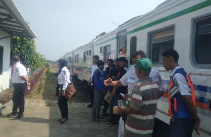 Rail Clinic Kesehatan dan Pengobatan Gratis Bagi Masyarakat Sekitar Stasiun Arjawinangun
