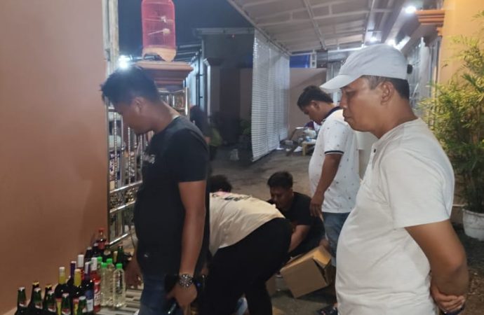 Razia Miras di Malam Takbiran, Polresta Cirebon Amankan Ratusan Botol Minuman Keras