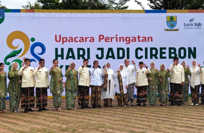 Dandim 0614/Kota Cirebon dan Ketua Persit KCK Cab.XXV Hadiri Upacara HUT ke-598 Kota Cirebon