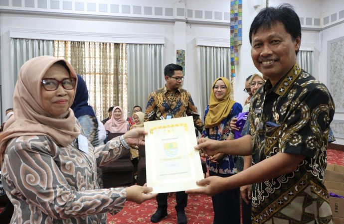 Wali Kota Serahkan SK Pensiun dan Tanda Penghargaan kepada 29 ASN Purna Tugas