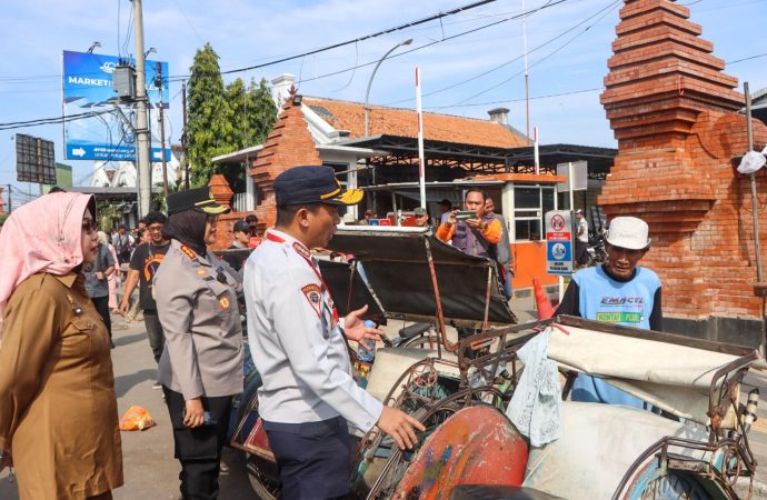 Polresta Cirebon dan Forkopimda Tertibkan Kawasan Weru-Trusmi untuk Wisata Lebih Nyaman