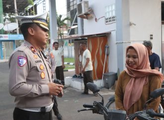 Disiplin Berlalu Lintas, Polresta Cirebon Tertibkan Puluhan Pengendara Sepeda Motor di Ciledug