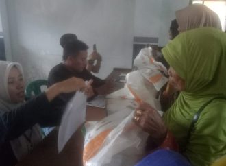 Pemdes Cipatujah Salurkan Bantuan Pangan Nasional 20kg Beras Juni -Juli 2025