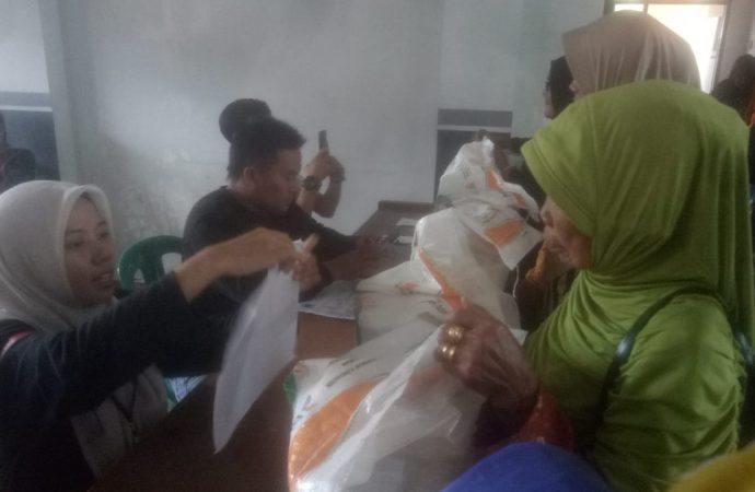 Pemdes Cipatujah Salurkan Bantuan Pangan Nasional 20kg Beras Juni -Juli 2025